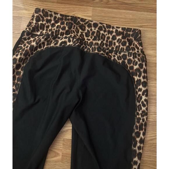 Bebe Sport Leopard Capri Leggings Size 1X - Picture 7 of 7